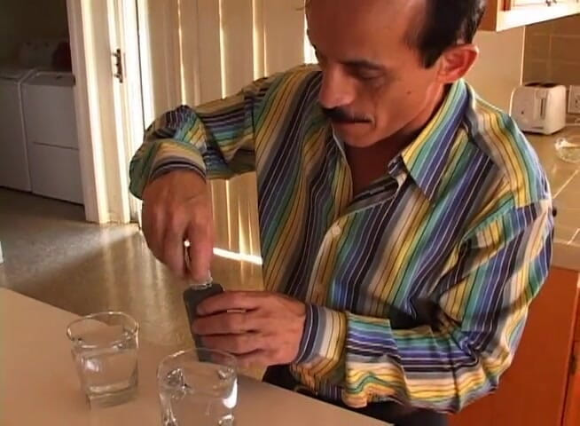 CBD Media: 日焼けした肌を持つ巨乳の温泉は若い大学生がソファで犯される