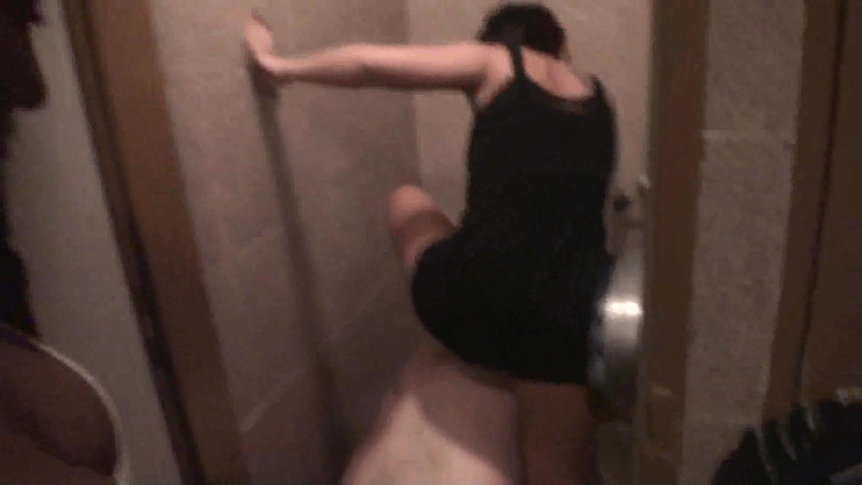 Femdom Austria: Joschi dihukum di toilet umum