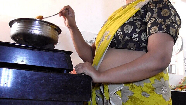 Indian Disha: सौतेली मम्मी वीर्य निकालने में मेरी मदद करती है और मैंने उसे किचन में चोदा