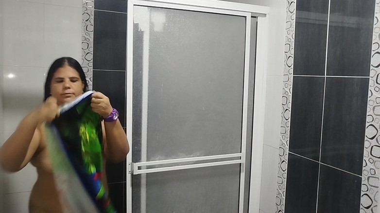 Adribella69: Faccio sesso con il mio disgustoso patrigno in bagno e...