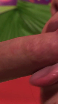 Scène de mouilles coquines - une brune latina 3 se tape une grosse bite jusqu’à ce qu’elle squirte