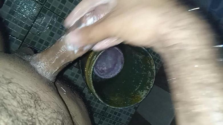 Cute boy jerks off: Un mec prend du plaisir dans le bain pour que...