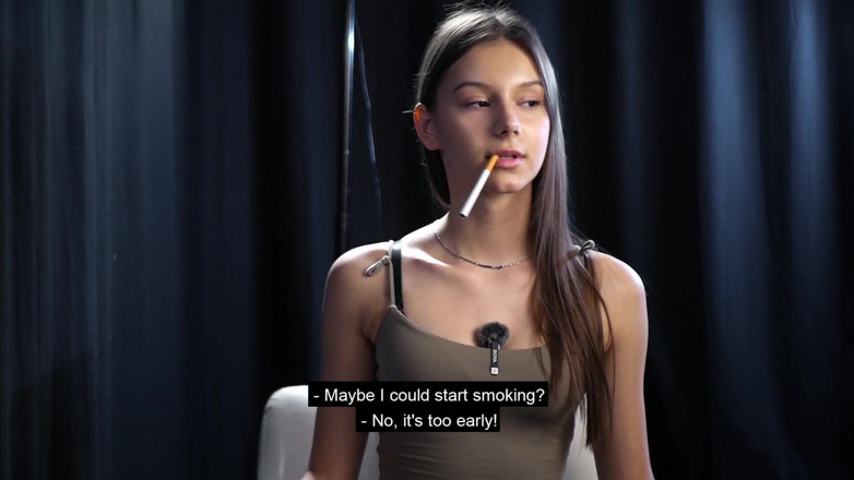 Russian Smokers: Spokojna solo sesja palenia w studio z miękkim dymem i...