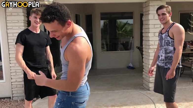 Gay Hoopla: Rico Vega có chàng trai đầu tiên trải nghiệm chàng trai