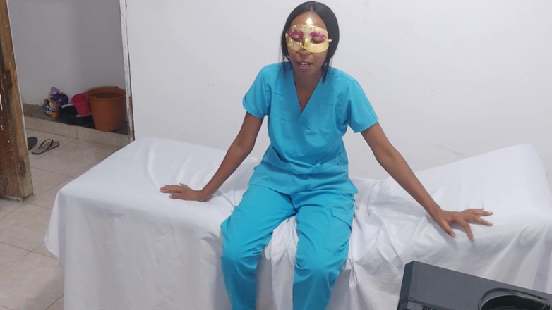 NEGRITA SEXY: Lékaři kolegové dělají věci pro dospělé na nemocničním nosítku.