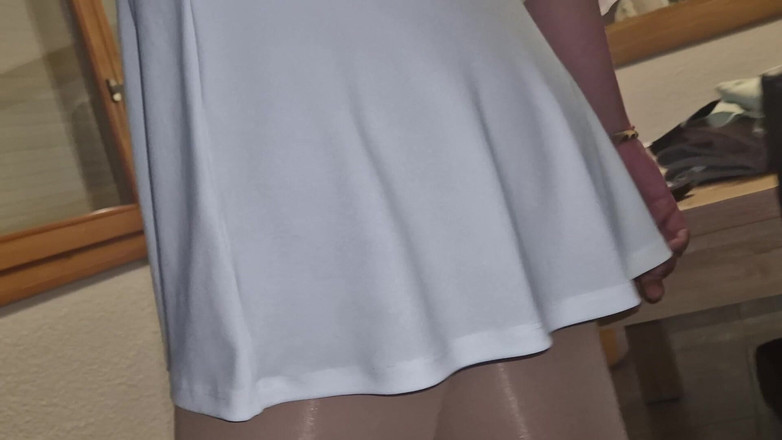 SavageHeater59: Vit kort kjol rövvakt