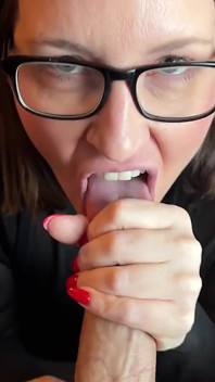 MILF mit brille pOV blowjob/handjob, abspritzen