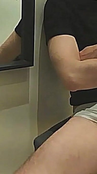 Băiatul amator se câteva picături pe pantalonii albi ai colegei sale de plat