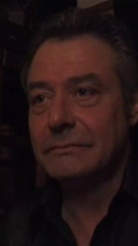 Блондинка дівчина принижує ланцюги на колінах