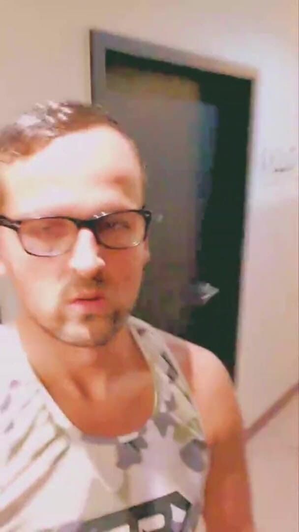 Slutboyben: Slutboyben cam4 ексгібіціоніст на підлозі готелю
