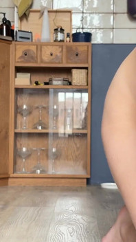 Peluda namorada dedos buceta molhada com pés closeup