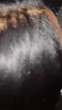 Eu fiz ótimo sexo com um cara em um gloryhole e ele gozou na minha boca!