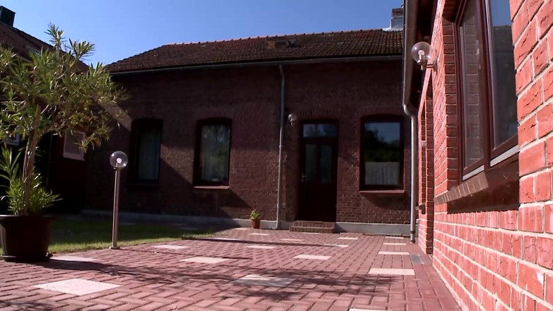 Absolute BDSM: 被绑住的皮衣奴隶的屁股被暴露并被干