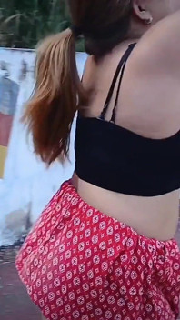 Latina peituda brincando com uma bola de basquete
