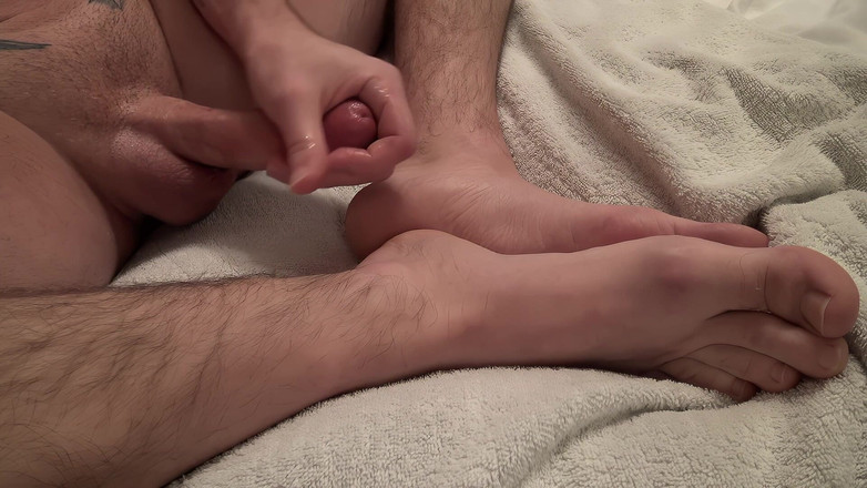 NakedFoxx: 부드러운 발 클로즈업에 두꺼운 밧줄을 터뜨리는 스트레이트 남자