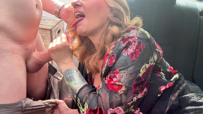 Molly McSquirts: Uber-chauffeur neukt me op mijn oprit