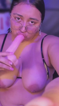 Mädchen mit dicken titten spielt mit spielzeug in nippeln
