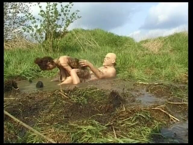 Horny Two really wet MILFs: Gagica brunetă cu fundul uimitor este futută în noroi de un...