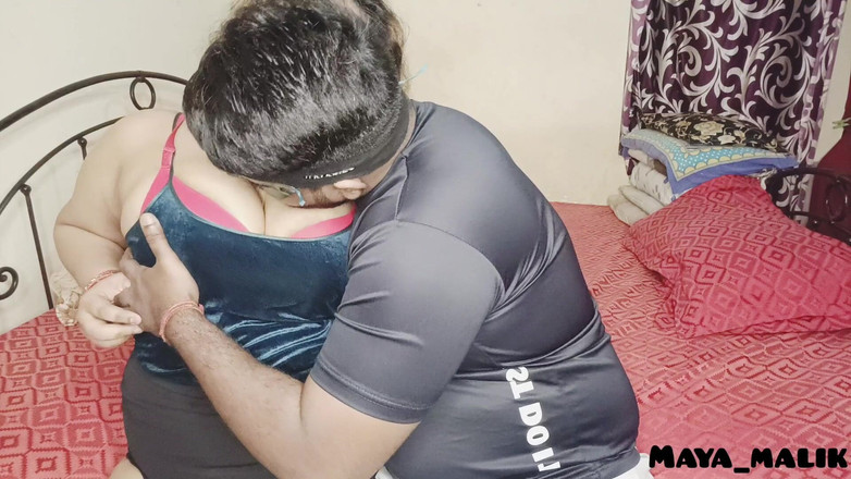 Maya-malik: ママの友人は、幼い女の子が家に一人でいるのを見つけた後、とてもひどい思いをしました