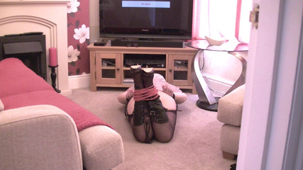 Julie Cunningham: Julie Cunningham suri rumah & diikat babi