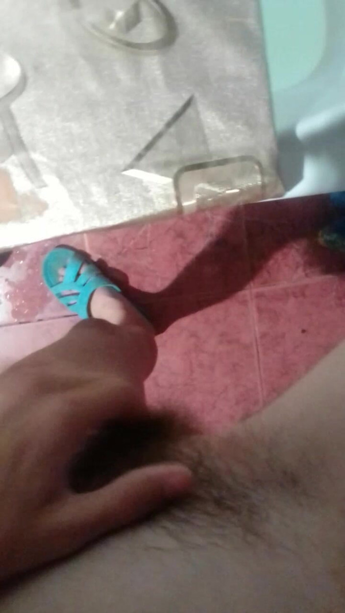 Lesbian-candys: Aku mengurung diriku sendiri di kamar mandi supaya nggak ada...