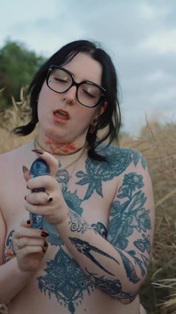 Cutesy Farmgirl Fucks Herself on a Walk