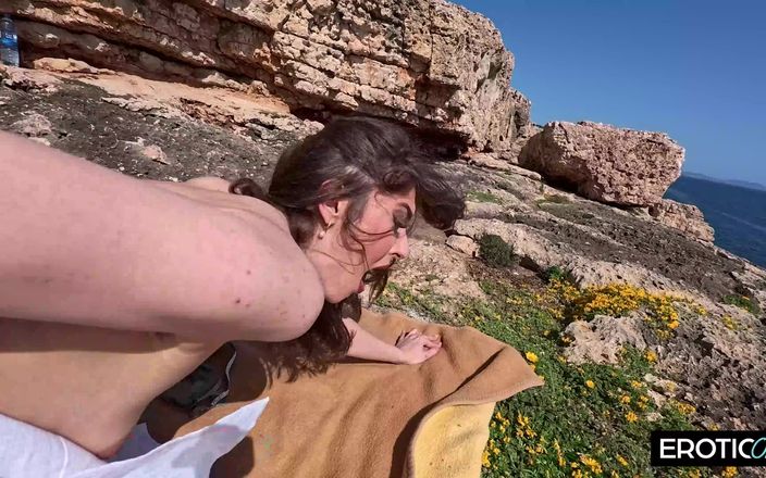 German bitch hunter: Wilde Duitse babe wordt stout op het strand in een...