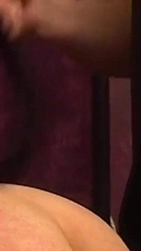 Une MILF blonde tatouée se soumet à un étalon dominant