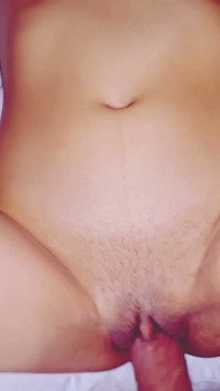 Sto prendendo un primo piano della vagina stretta della mia figliastra