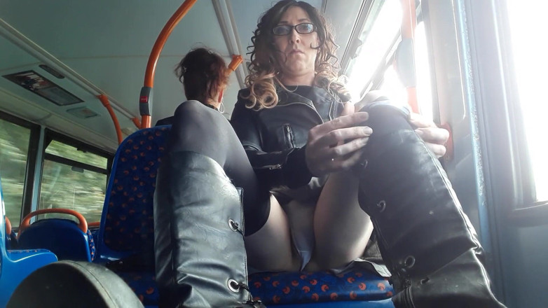 The Midnight Minx: Naik bus gila terangsang!