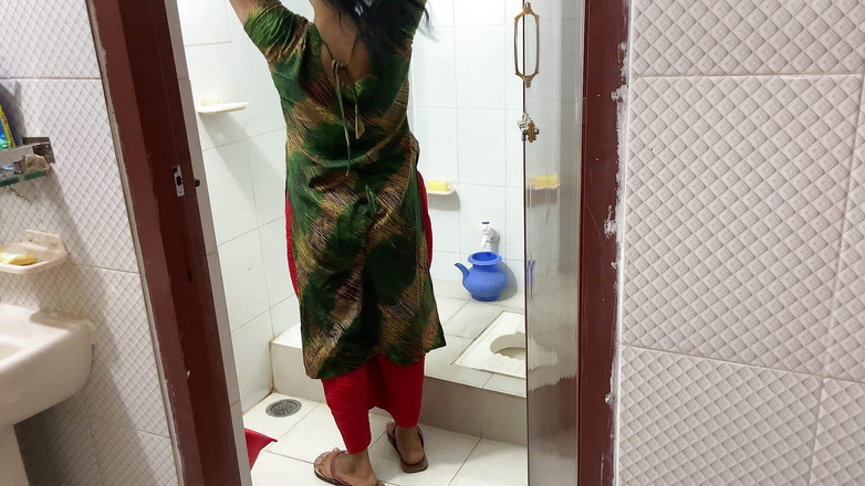 SAFI TV: Saya pergi ke bilik air dan mula mengongkek adik tiri...