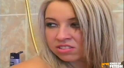 Big Tits for You: Blonde babe pint een enorme kerel met strakke kontgaatje vast...