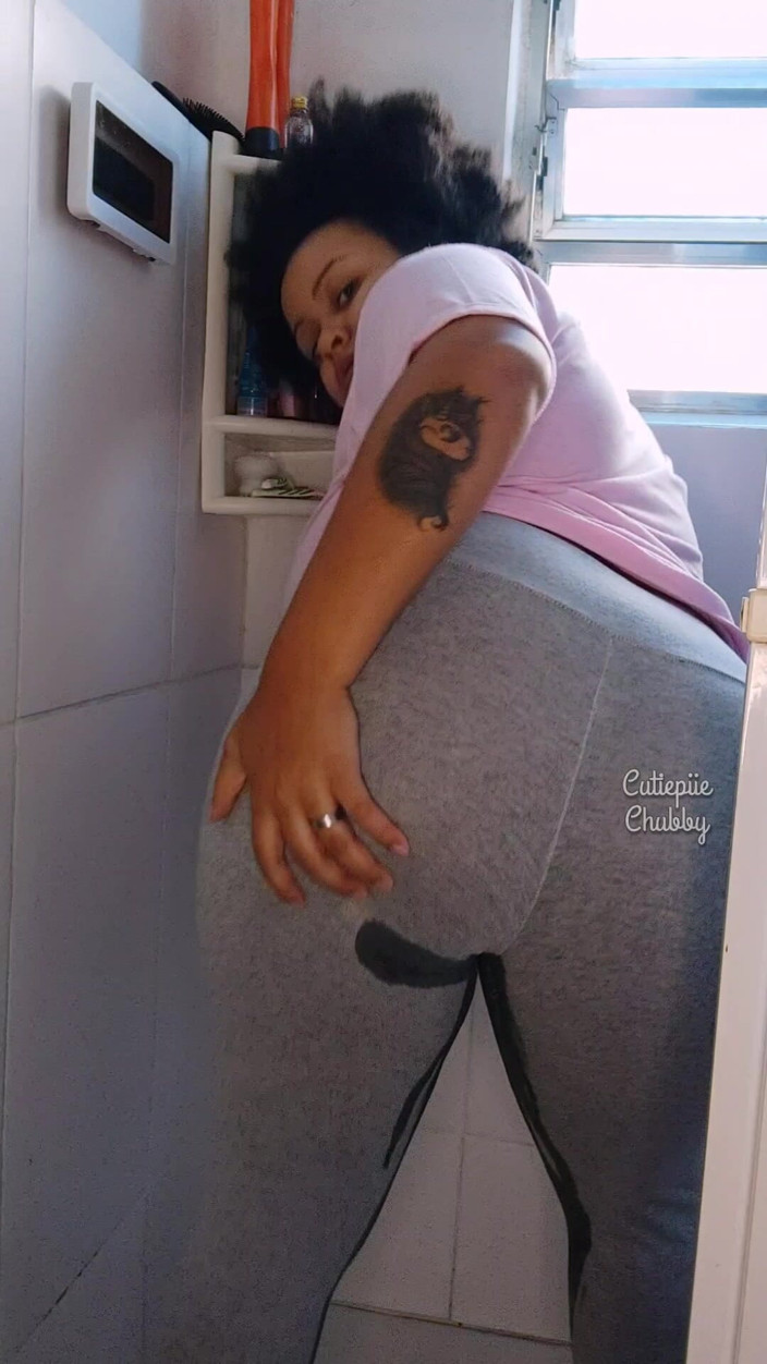 Cutiepiie Chubby: BBW-ebenholz pinkelt auf leggings