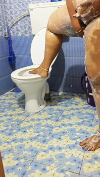 Fată desi care face duș complet goală în spațiul ei privat