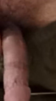 Cette demi-sœur à gros cul adore son demi-frère qui exprime son amour avec un paquet de baisers torrides, en particulier sur sa grosse bite juteuse