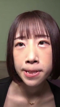 Junge frau, die gerade ihren ersten job in tokio gelandet hat