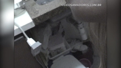 Amateurs videos: Wanita tamak menunjukkan cara merasai zakar besar dan berkepala besar...
