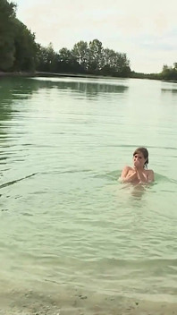 Surový hardcore sex v kuchyni, vaně a venku