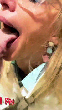 Sex na veřejné toaletě. Francouzská blonďatá MILF Axell. Fetiš kouření. Hluboko v krku. Rimjob. Skutečné živé video.
