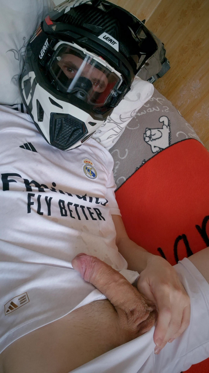 Sneakersmax98: Ten chlap nosí fotbalovou uniformu a Mxhelmet s ranním spermatem