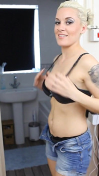 Elle B - strip-tease à l’heure du bain