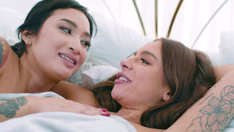 Modern-Day Sins: 現代の罪 - レズビアンのガールフレンド、エイブリー・ブラックとエイプリル・オルセンがハウスツアー中にファックを捕まえた!