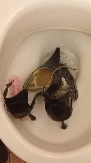 High Heels Kingdom: Seksi sivri yüksek topuklu ayakkabılar üstüne işiyor ve tuvalette sikiliyor