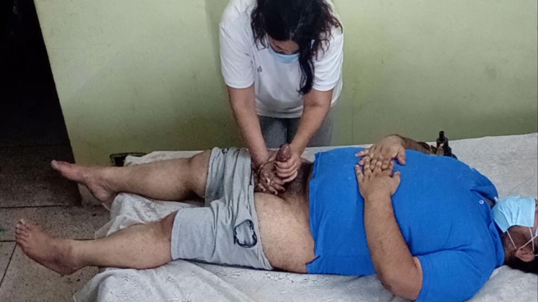 aliabegum: Büyük memeli hemşire klinik masasında hastaya yardım ediyor - gırtlağına kadar...