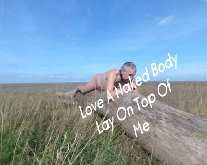 Andy: Posant sur une bûche