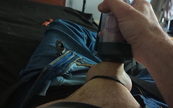 Bighuge52: Solo macho masturbándose