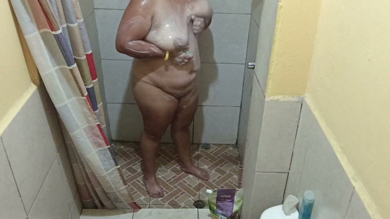 Stepmom_with_big_tits: 이 샤워는 내 가슴이 너무 좋아서 뜨겁게 끝났어