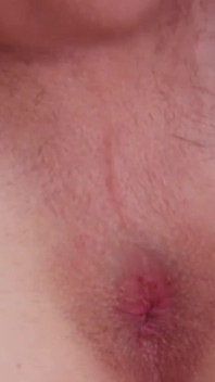 Undies il ragazzo giovane di twink ha due pugni pieni di grosso cazzo non circonciso