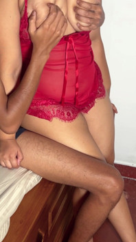 Bini desi berpantat besar dalam pakaian dalam merah dikongkek dari belakang