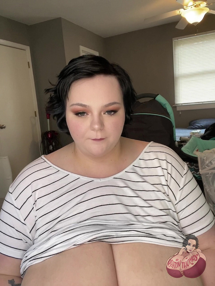 Peyton Thomas: 大奶子奶子玩